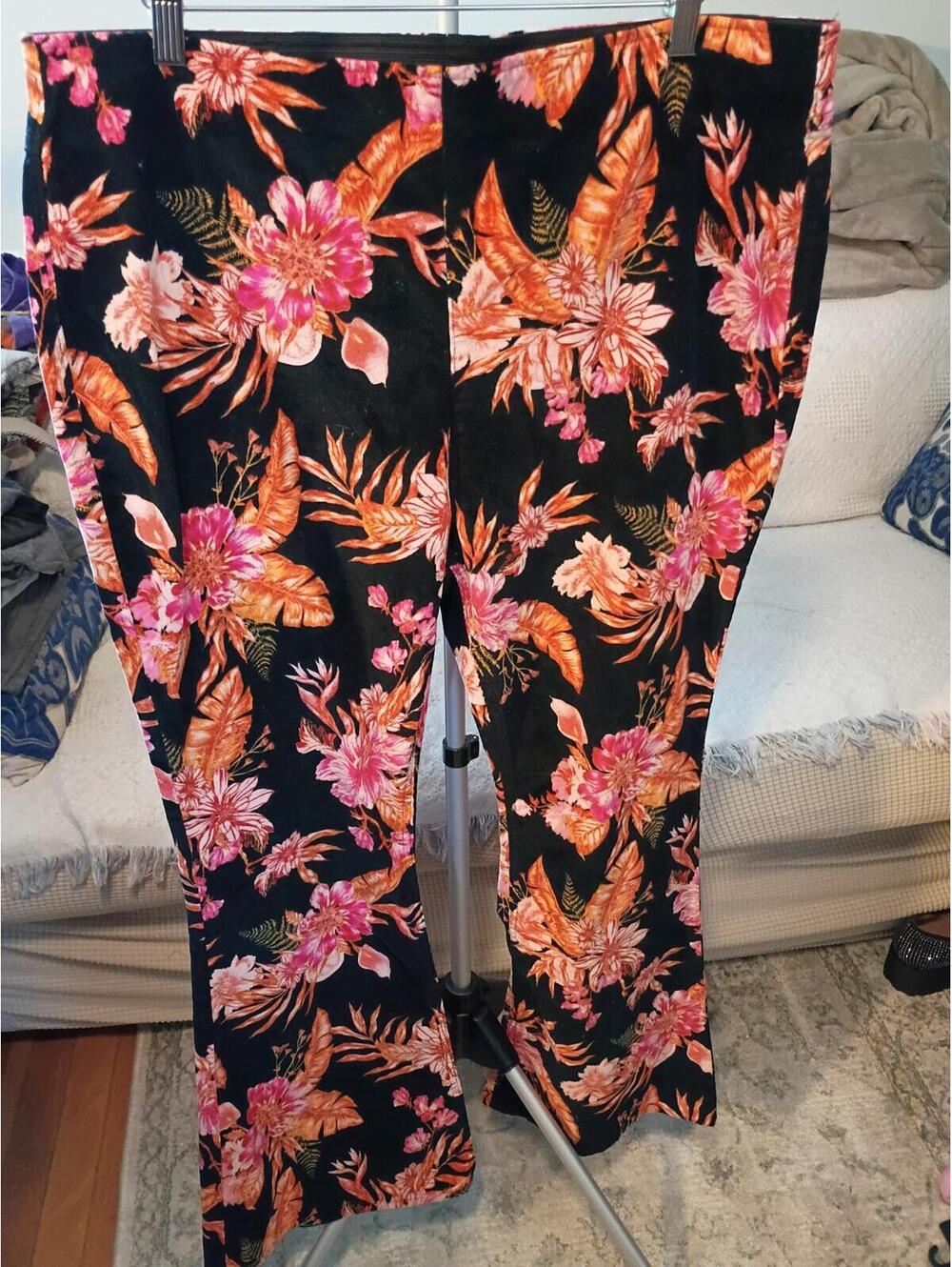 Women’s Black Floral Flare Pants, Plus XXL (19)